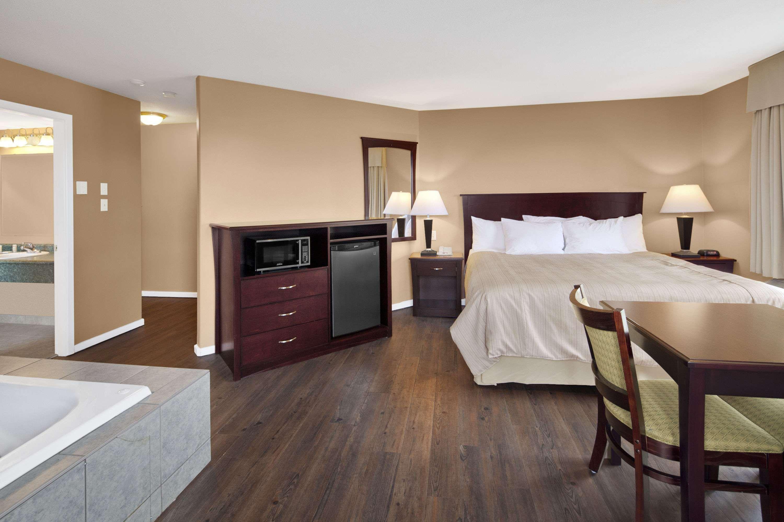 Days Inn By Wyndham Kamloops Bc Exterior photo