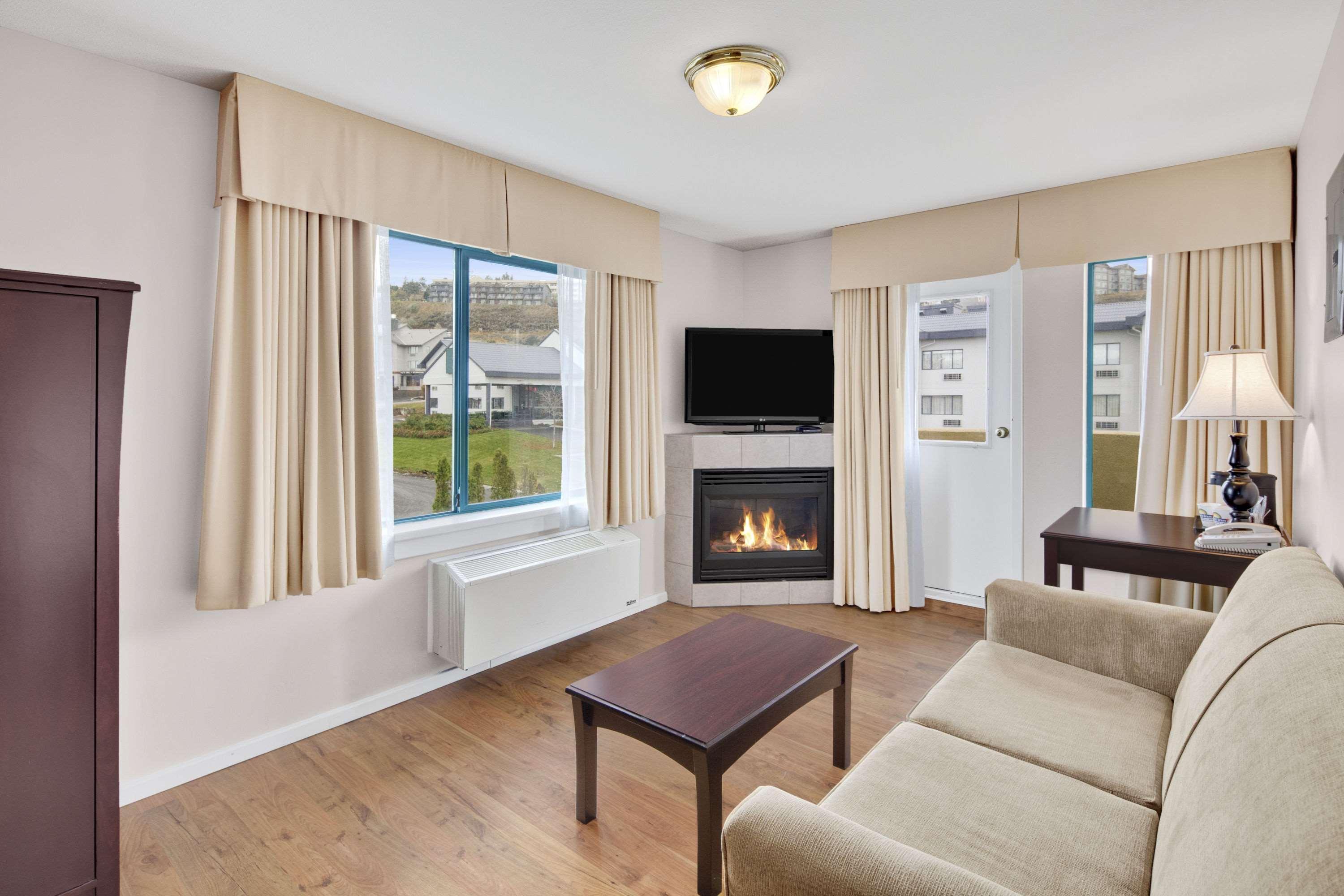 Days Inn By Wyndham Kamloops Bc Exterior photo